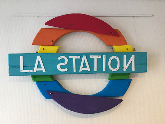 Logos La station - En papier mâché
